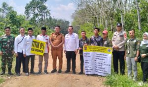 Titik Nol; Saat Kades Sukamulya, Suryadin bersama Camat Tuah Negeri, Achmad Charles dan lainnya melaksanakan titik nol pengerasan JUT. (Foto Kris)