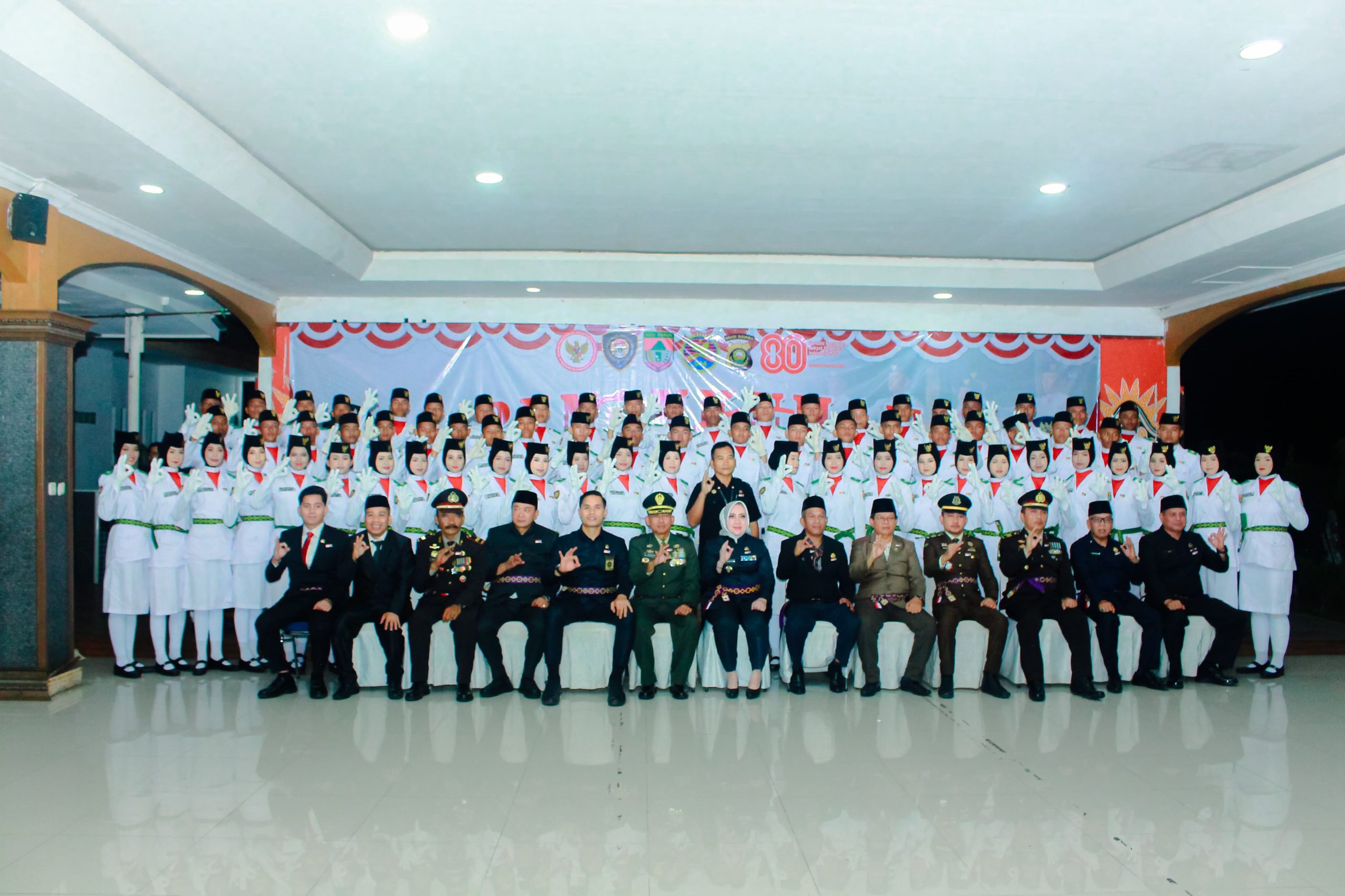 Foto bersama Bupati Kabupaten Mura, Hj Ratna Machmud dan Wabup Mura, H Suprayitno serta Forkompinda sekaligus Anggota Paskibraka Mura Tahun 2025 yang telah dikukuhkan, Jumat 15 Agustus 2025.