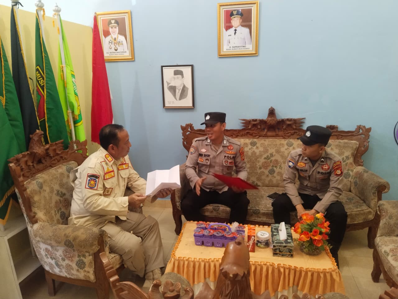 Kunjungan oleh Kasat Binmas Polres Mura AKP Amirudin Iskandar, yang diwakili oleh PS Kaurmintu Bripka Dien Made’i, Bripda M. Alif, dan Bripda Mahdi Wahyu Ananta mengunjungi Kasatpol PP dan Damkar Mura, Yudi Fachriansyah.